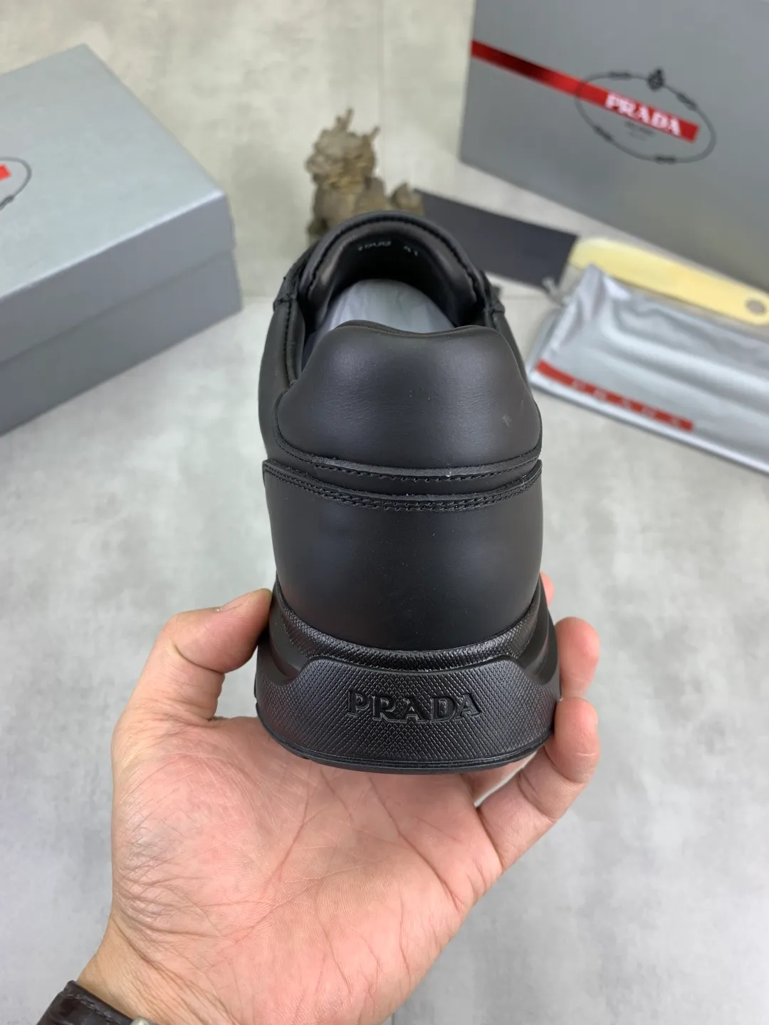 Men's men's shoes💰P580💰【New model】Top quality, new popular models on the official website, which will never go out of style for a century,🆘 The trendy brand (Prada) mainly promotes popular models, avant-garde and versatile fashionable men's shoes, privately molded, with cowhide splicing and 1:1 oil edge treatment... fashionable and simple, original imported cowhide with python skin, cowhide leather lining for feet; the atmosphere and personality are more fashionable, eye-catching and pursuing class. It will subvert the old idea and be a must-have for fashionistas who want to spend time with you! Must keep it! High-end comfortable and low-cost, high-end quality workmanship. Size: 38-44 Various colors available. full package